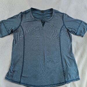 Marmot women's sz XL t-shirt, blue striped